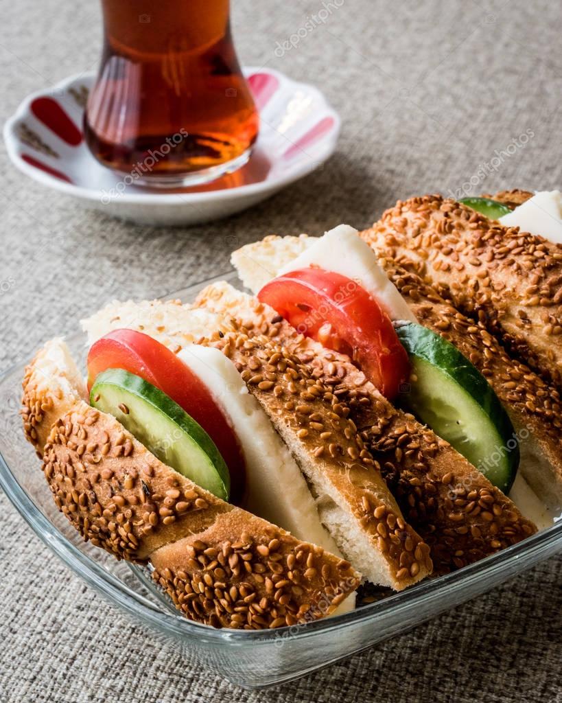 Beyaz Peynirli & Domates & Salatalıklı Simit Sandviç +Çay